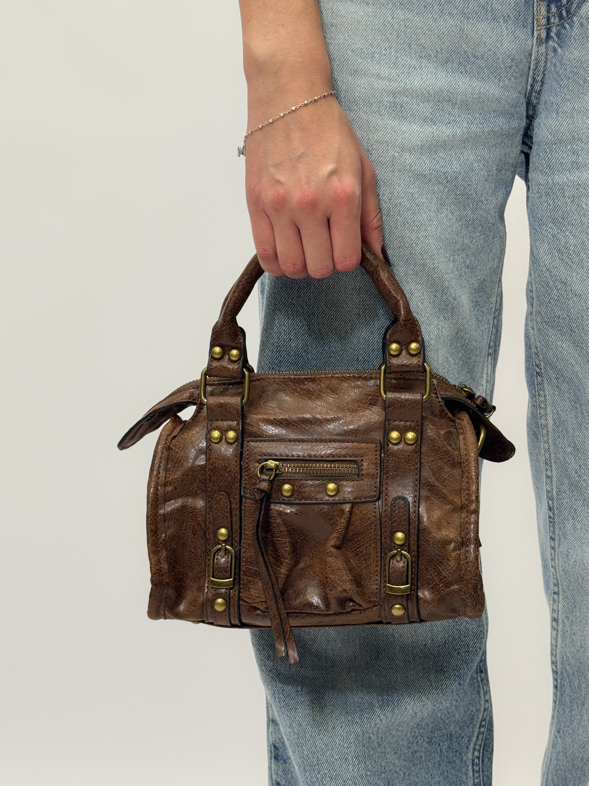 Borsa a mano con dettagli borchiati