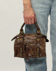 Borsa a mano con dettagli borchiati