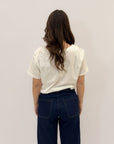T-shirt in cotone con scritto "Penso tanto parlo poco"