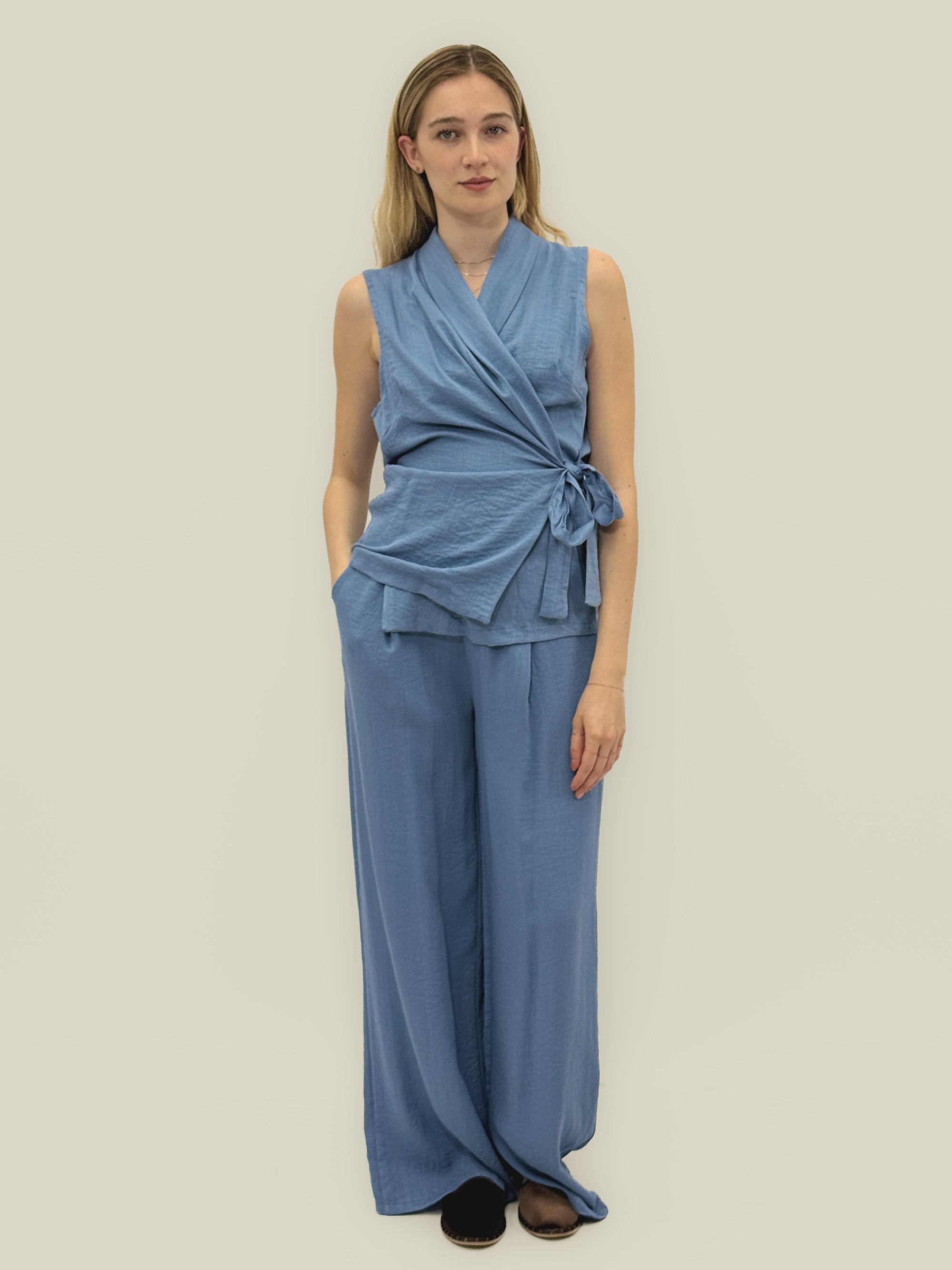 Completo due pezzi con top incrociato e pantalone palazzo