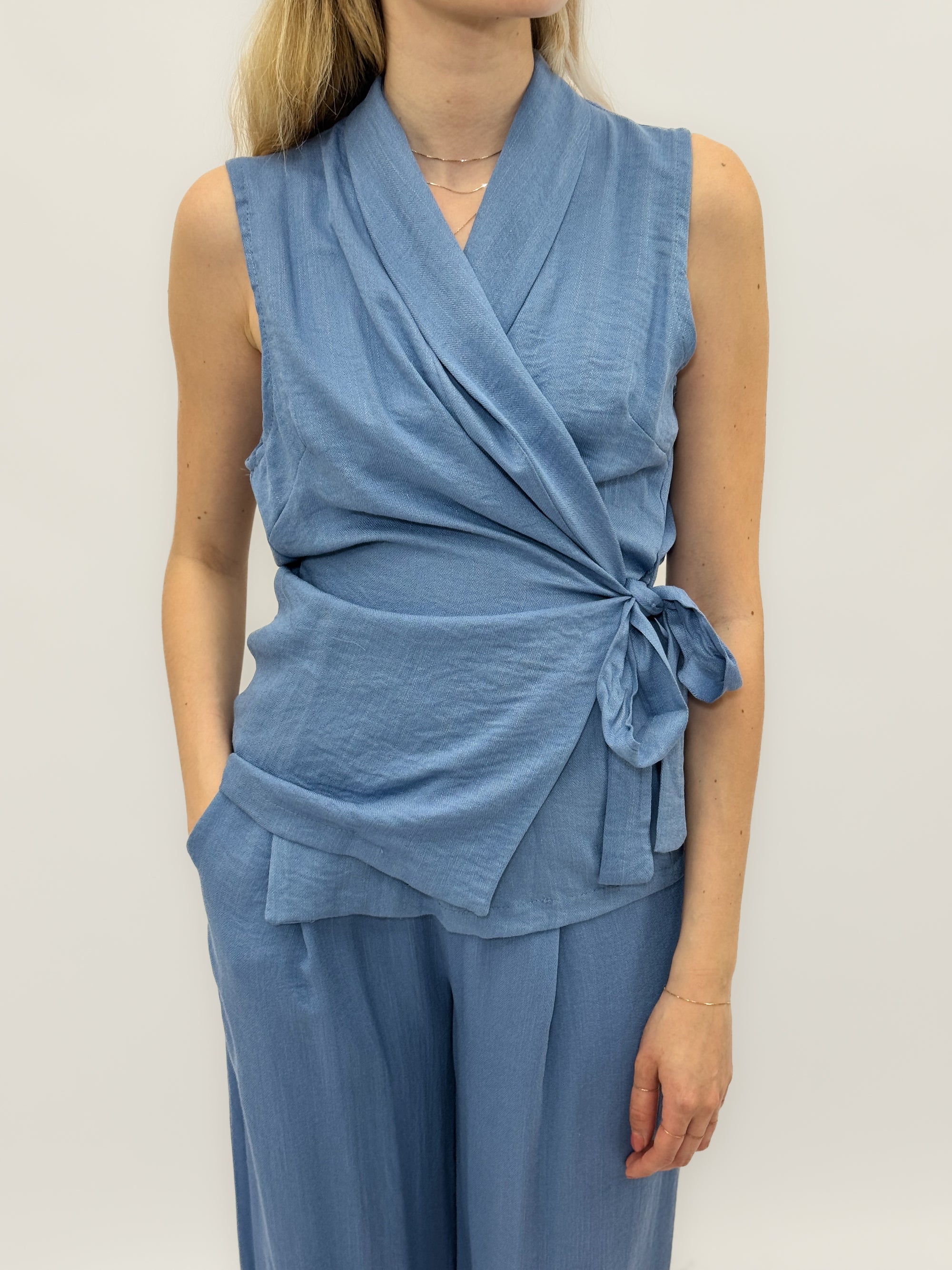 Completo due pezzi con top incrociato e pantalone palazzo