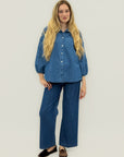 Pantaloni in denim leggero con camicia e pantalone ampio