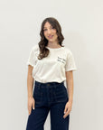 T-shirt in cotone con scritto "Penso tanto parlo poco"