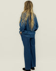 Pantaloni in denim leggero con camicia e pantalone ampio