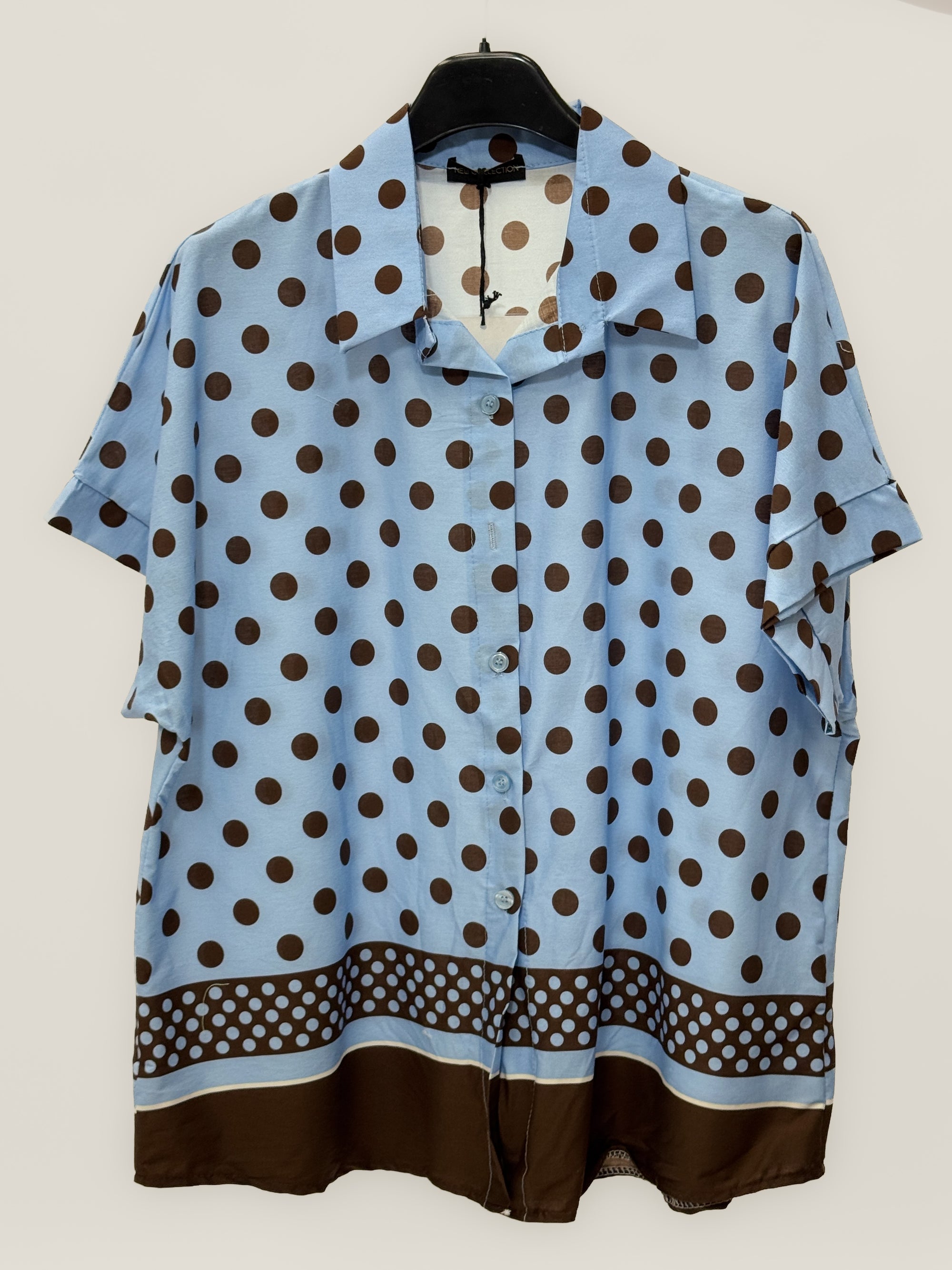 Camicia a pois con maniche corte e fondo decorato