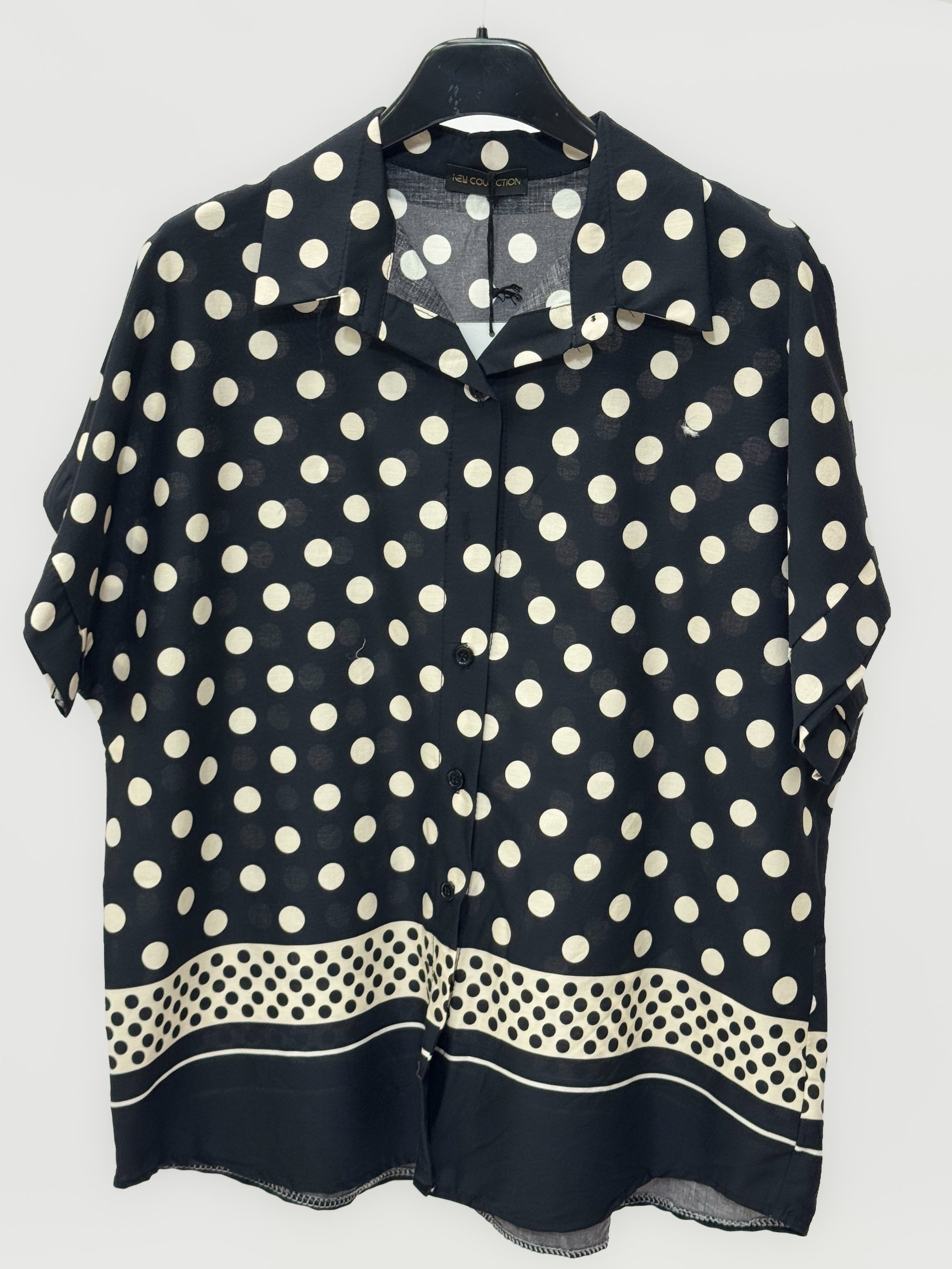 Camicia a pois con maniche corte e fondo decorato