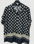 Camicia a pois con maniche corte e fondo decorato