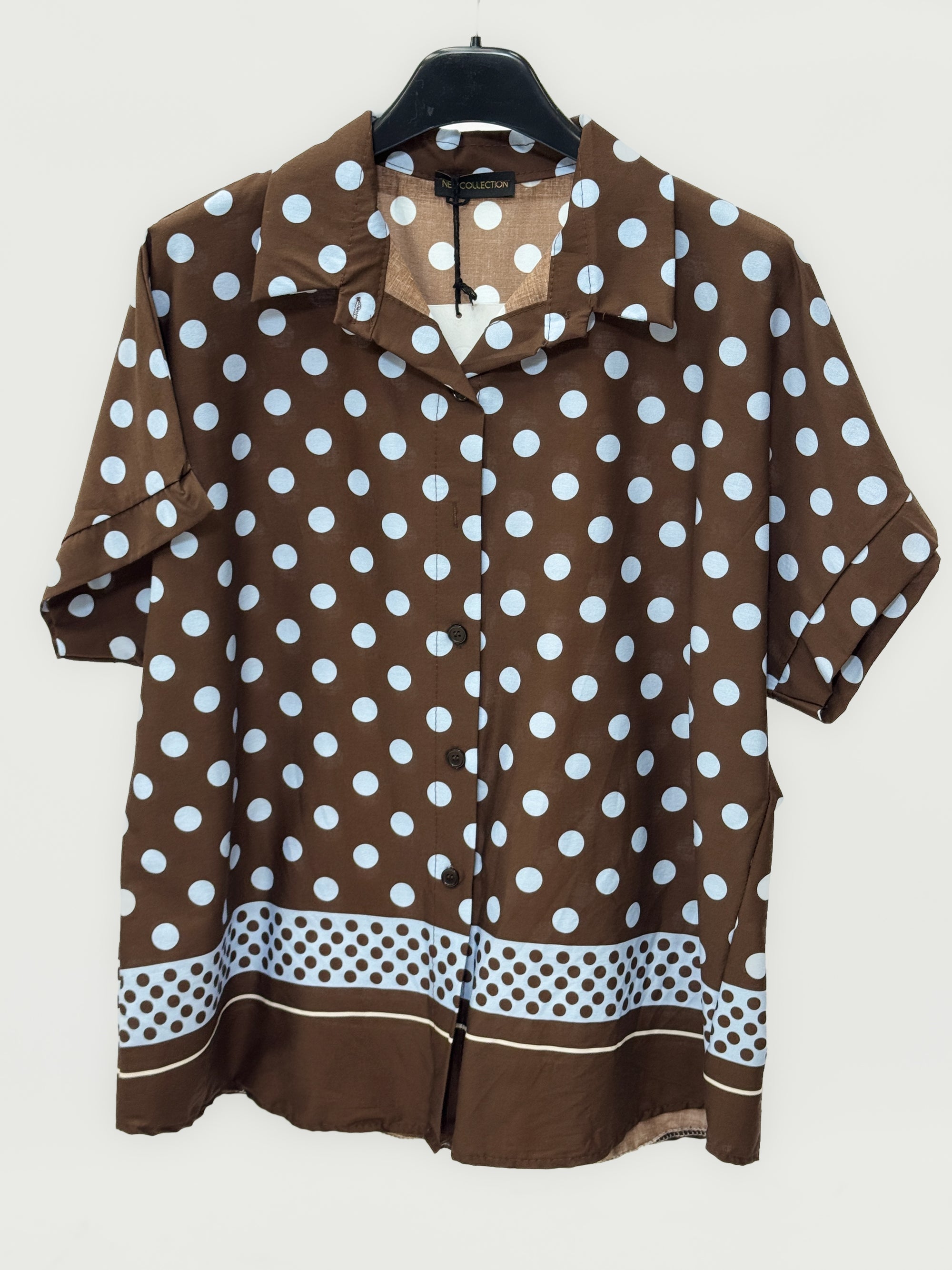 Camicia a pois con maniche corte e fondo decorato