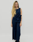 Completo fluido con top annodato e pantalone ampio