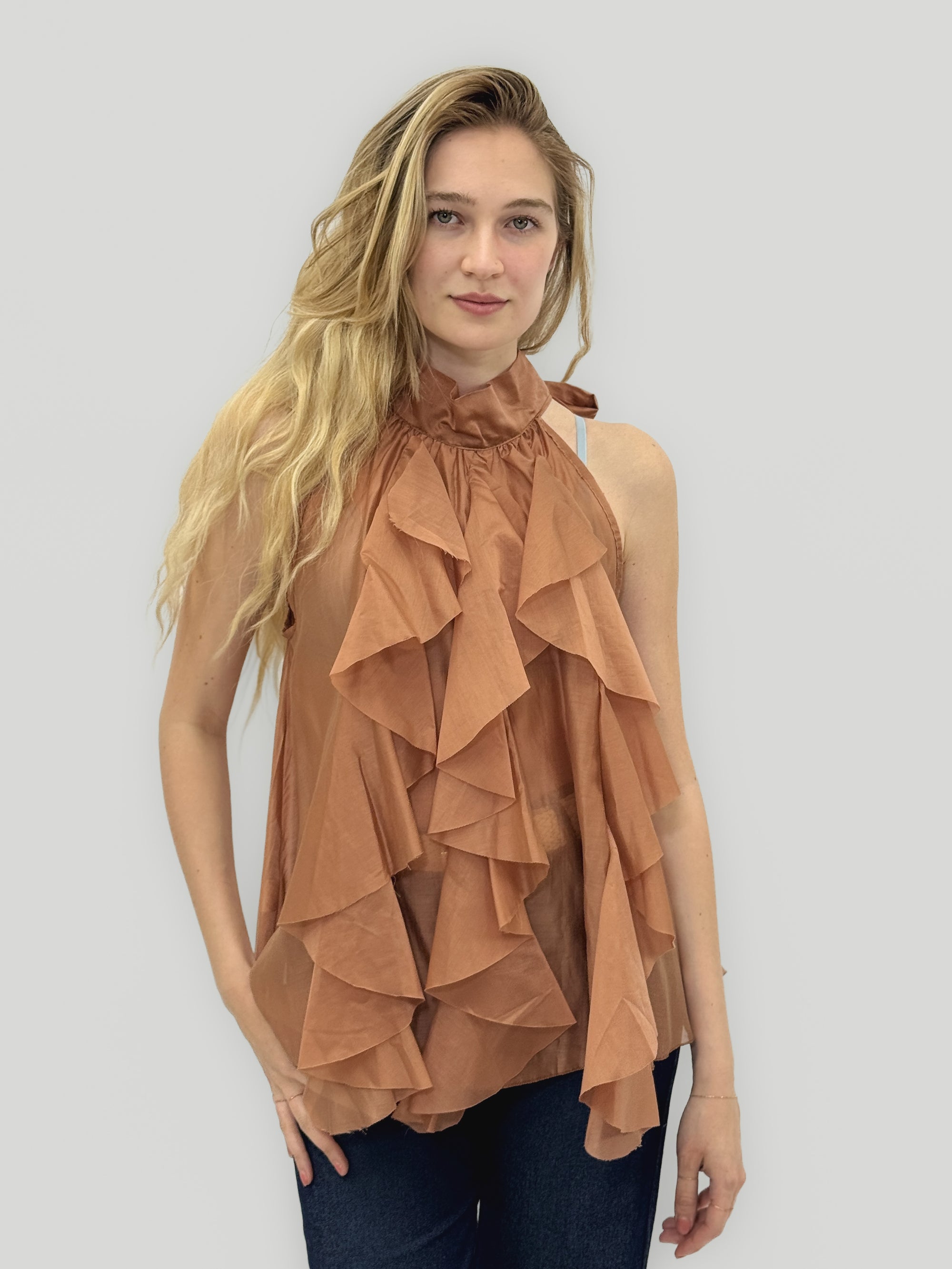 Top smanicato con collo alto e balze frontali