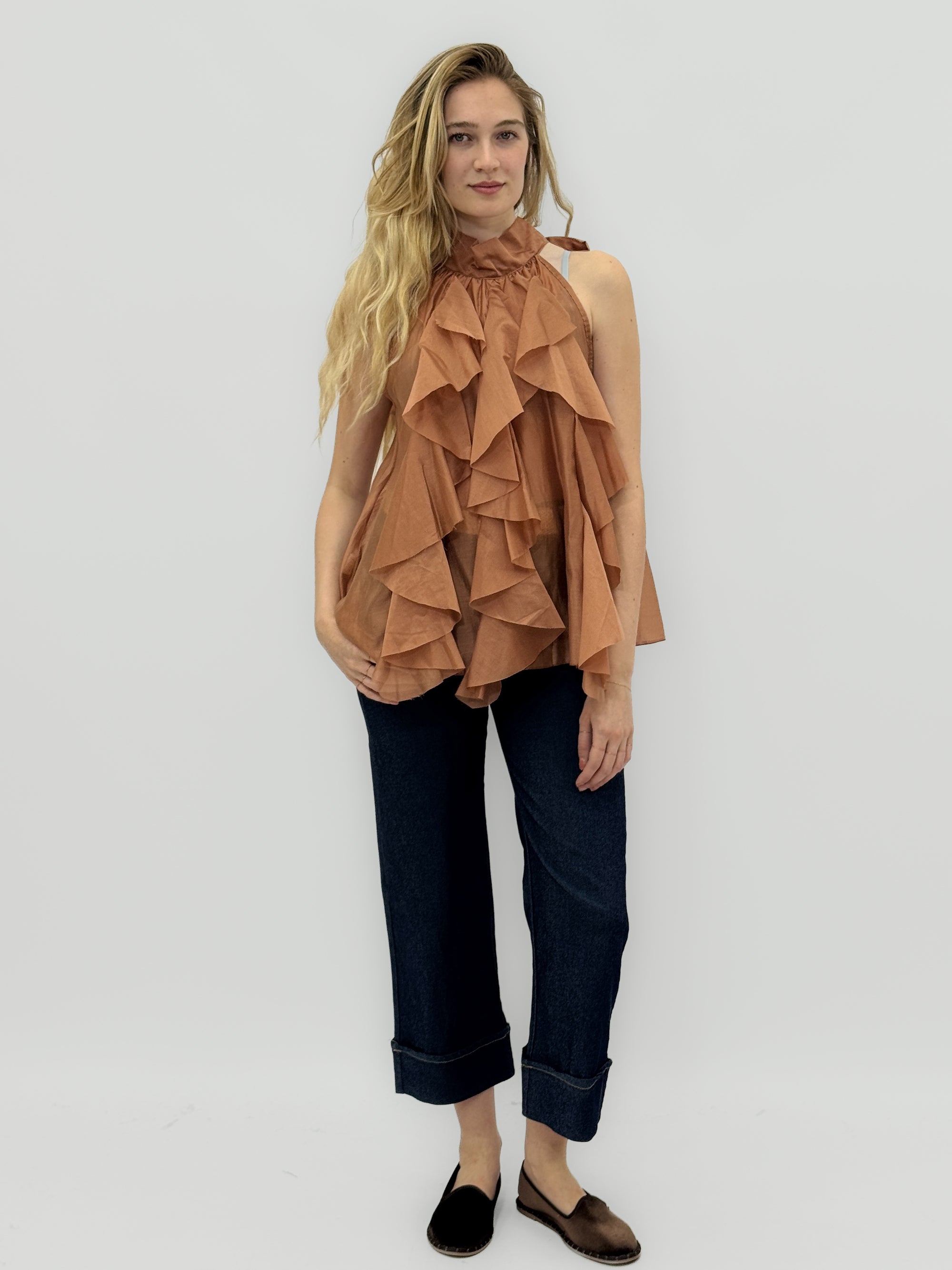 Top smanicato con collo alto e balze frontali