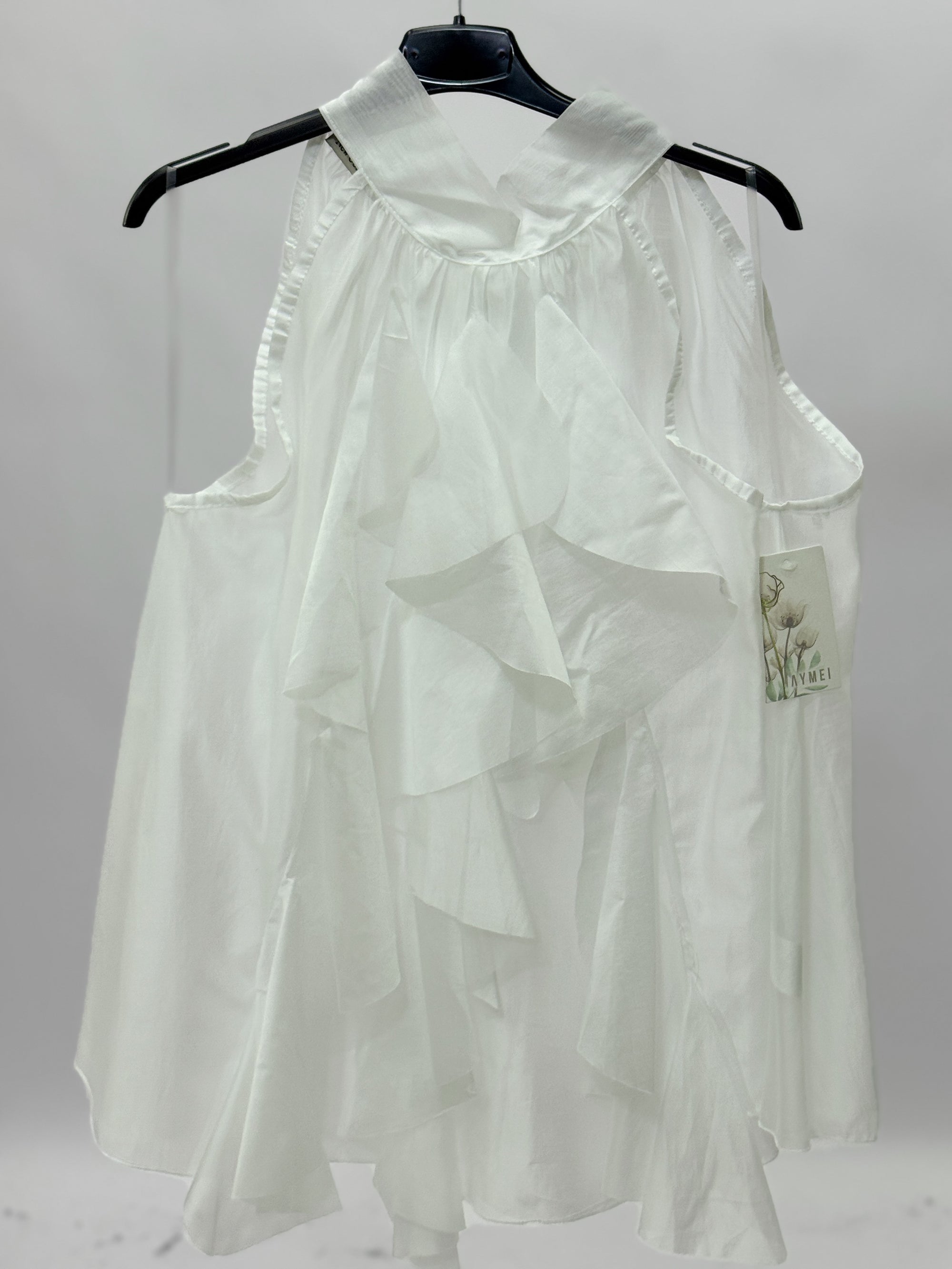 Top smanicato con collo alto e balze frontali