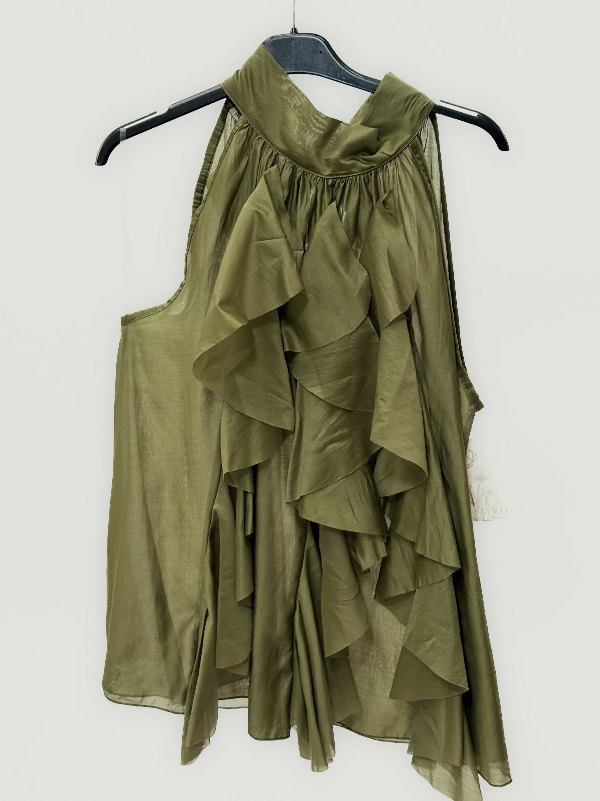Top smanicato con collo alto e balze frontali
