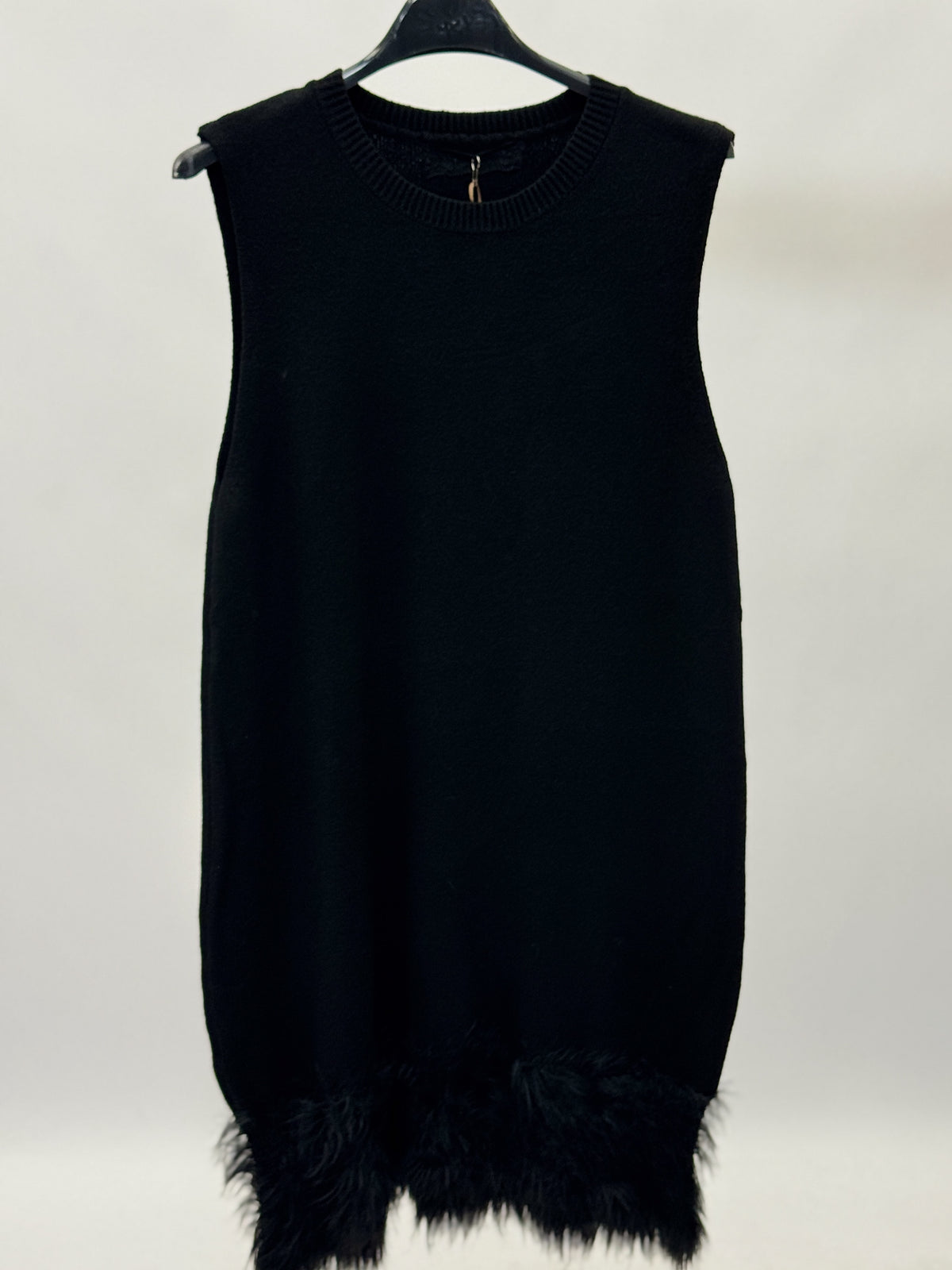 Abito smanicato donna in maglia con bordo in ecopelliccia