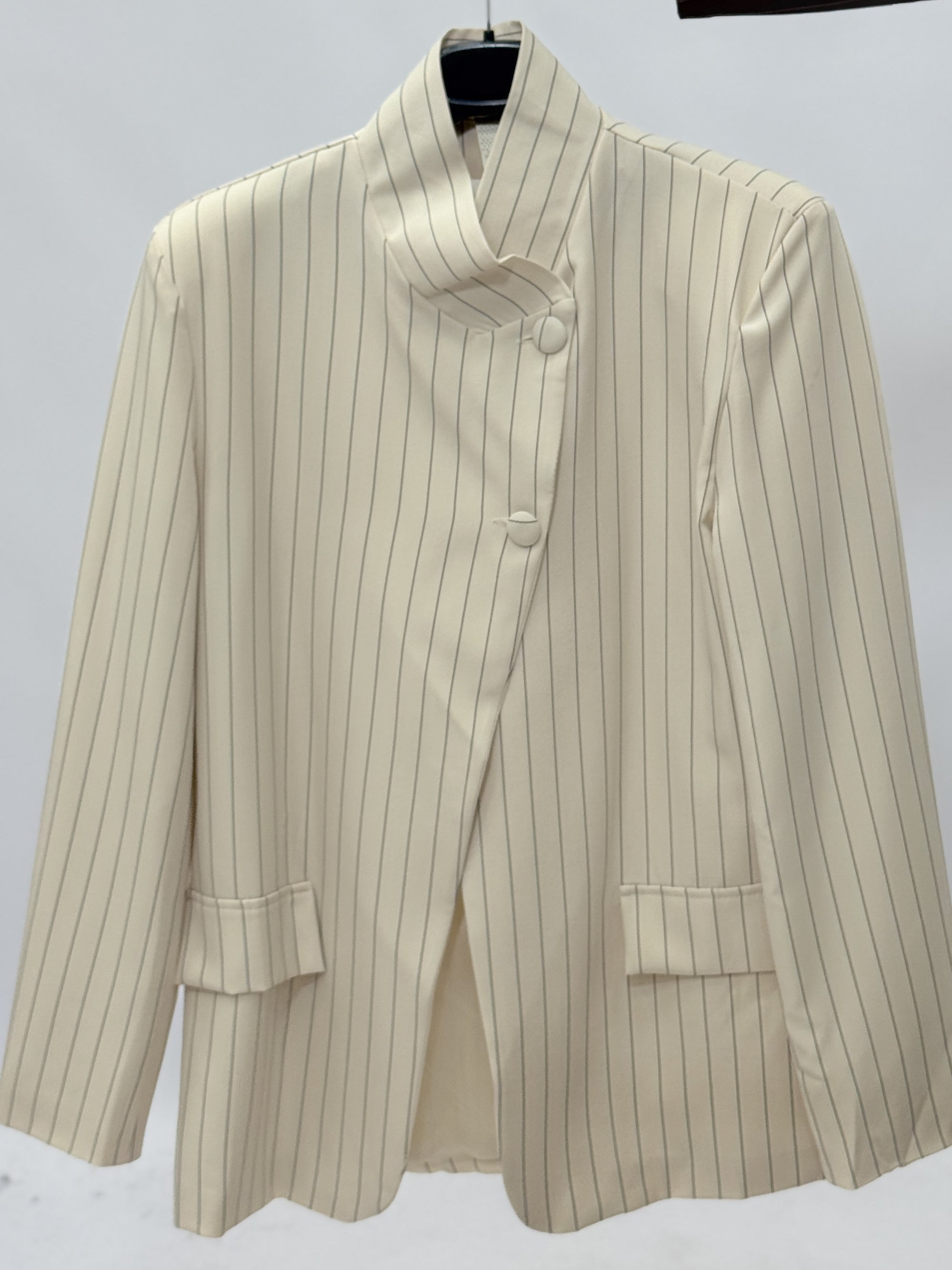 Blazer leggero con collo strutturato e righe sottili