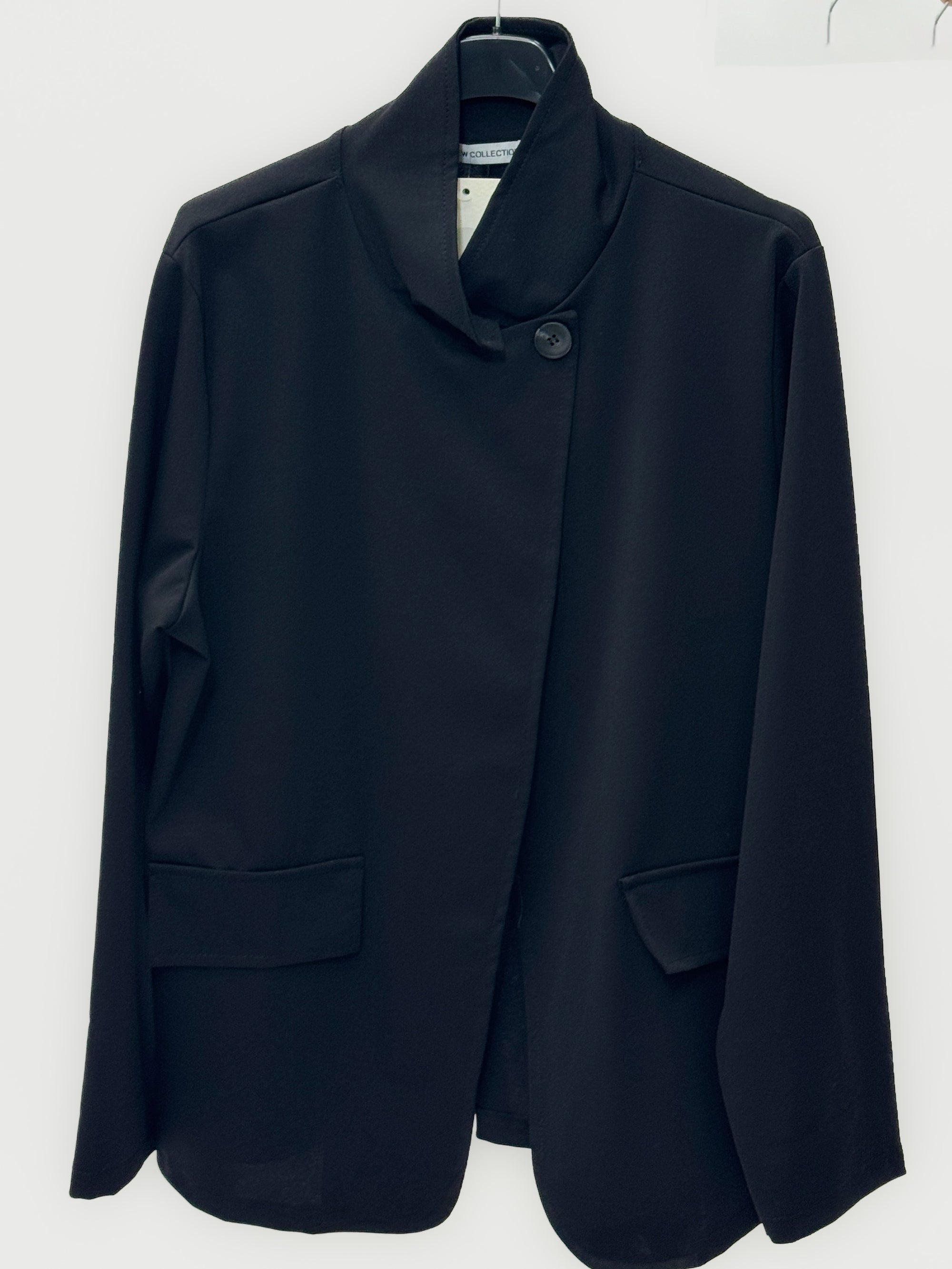 Giacca minimal con collo alto e chiusura asimmetrica