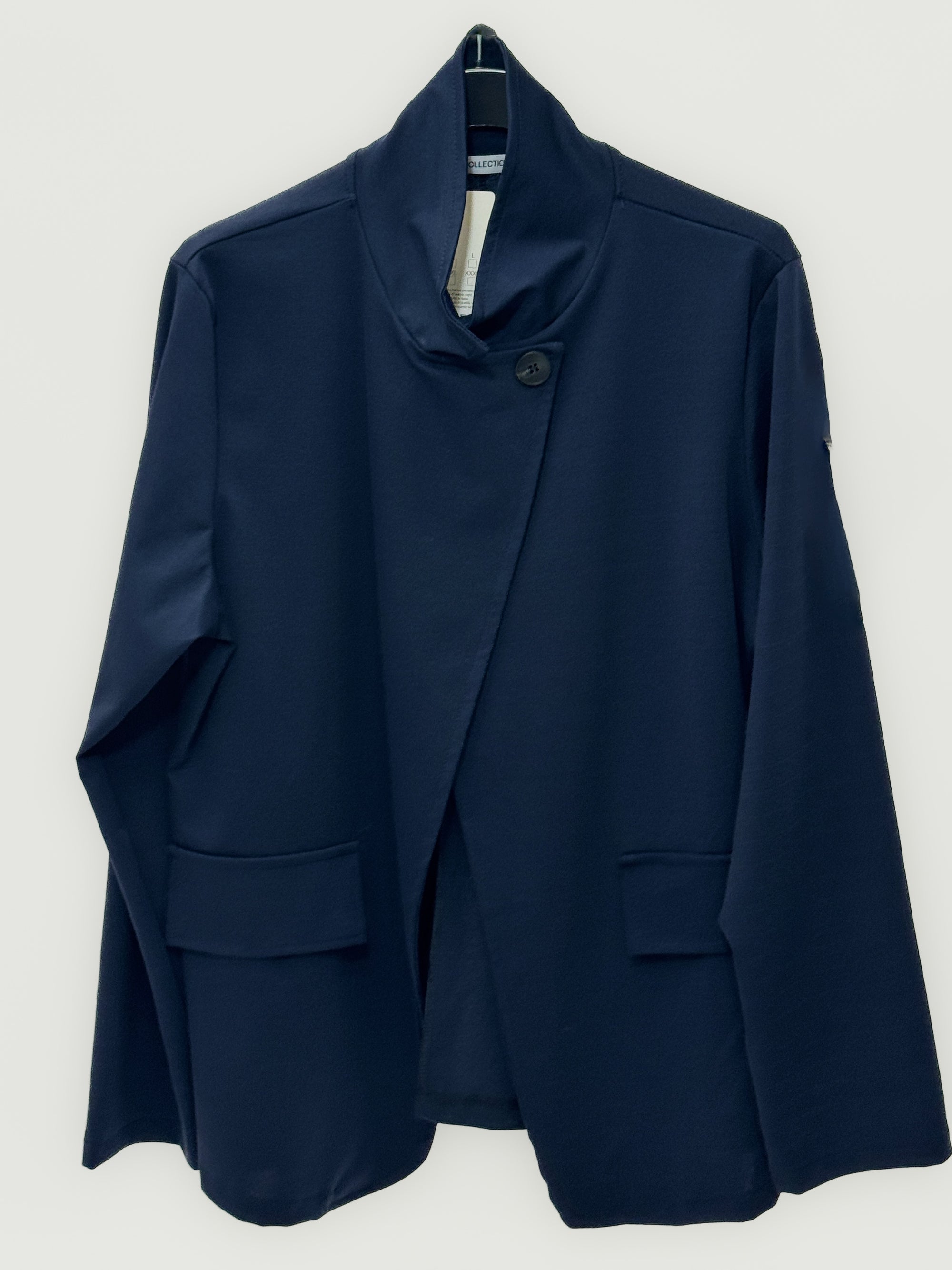 Giacca minimal con collo alto e chiusura asimmetrica