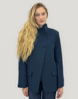 Blazer strutturato con chiusura asimmetrica