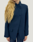 Blazer strutturato con chiusura asimmetrica