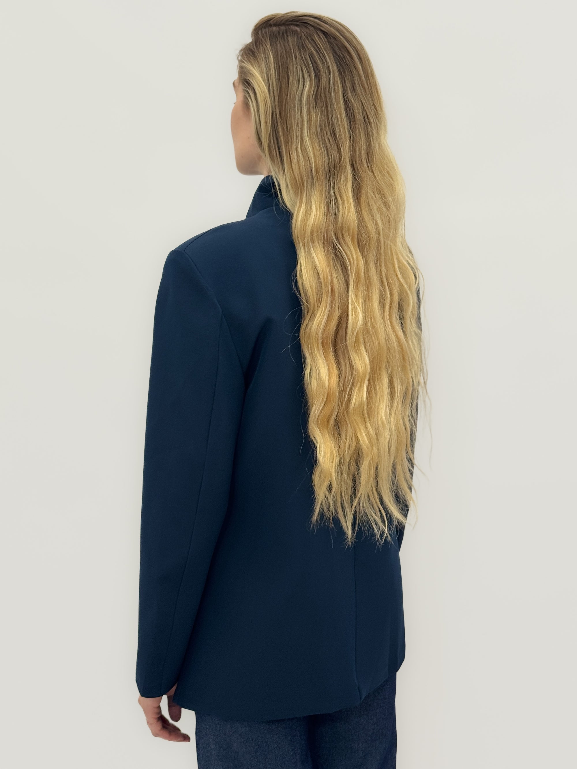 Blazer strutturato con chiusura asimmetrica