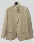 Blazer strutturato con chiusura asimmetrica