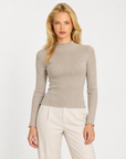 Maglia donna beige a costine con collo alto e punti luce indossata da Polly 7, vista frontale