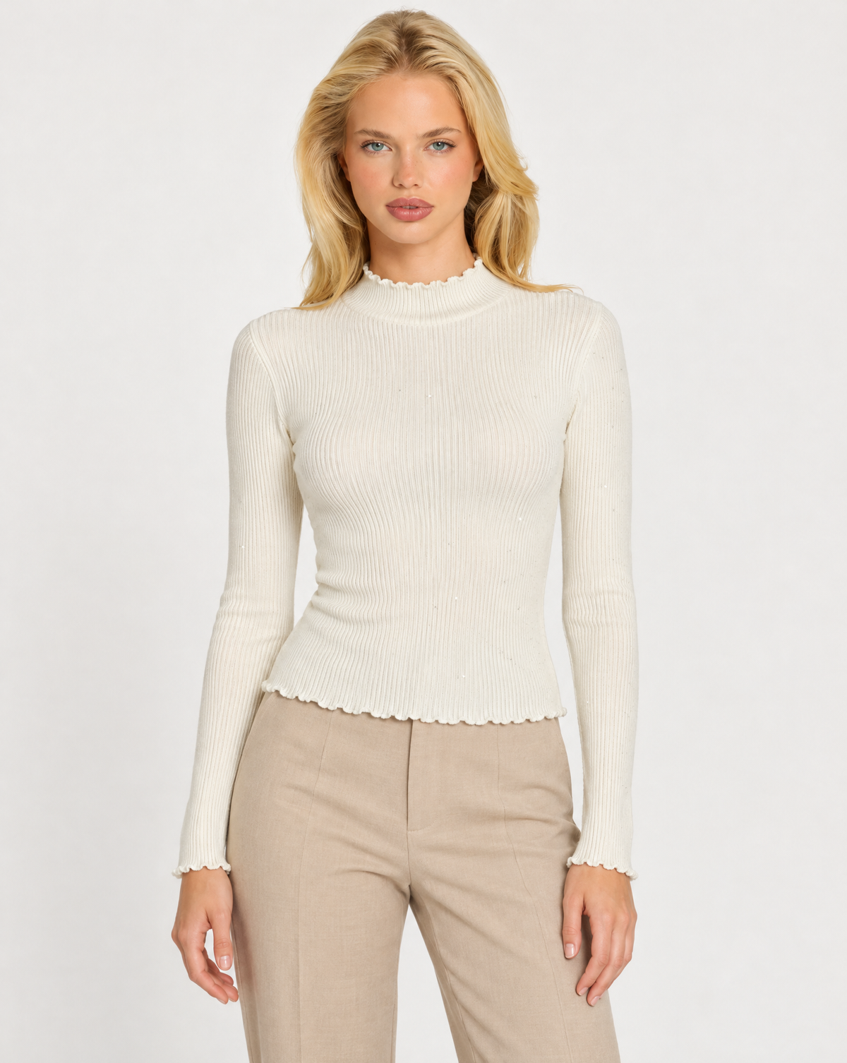 Maglia donna bianco a costine con collo alto e punti luce indossata da Polly 7, vista frontale