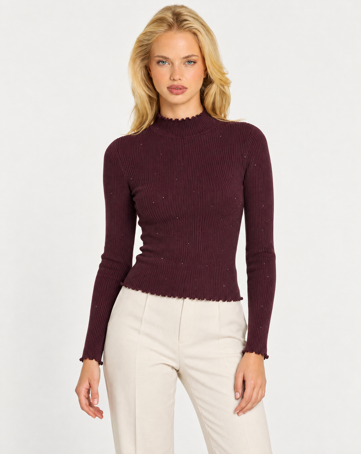 Maglia donna bordeaux a costine con collo alto e punti luce indossata da Polly 7, vista frontale