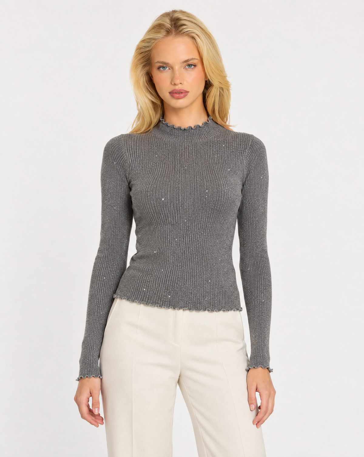 Maglia donna grigio a costine con collo alto e punti luce indossata da Polly 7, vista frontale
