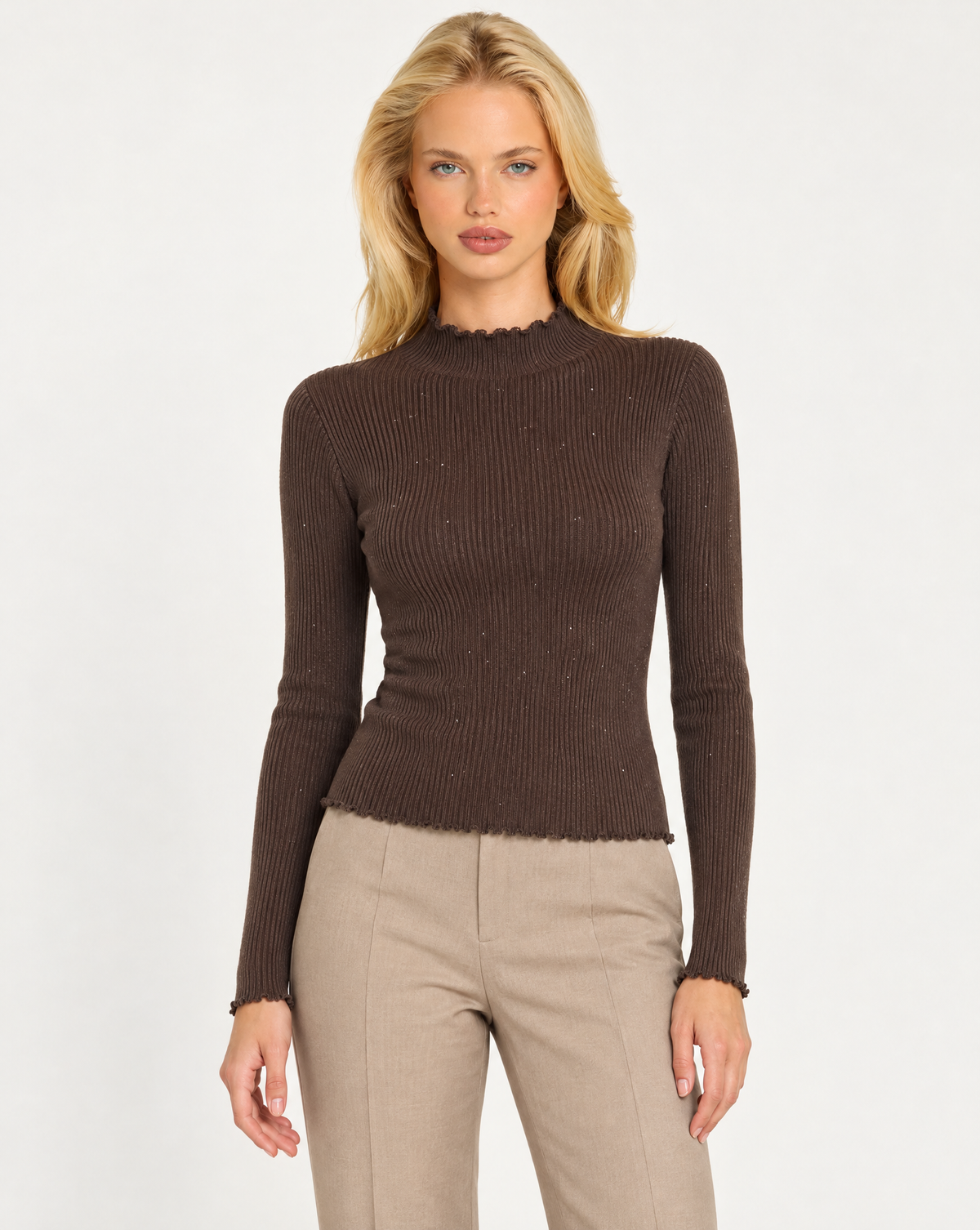 Maglia donna marrone a costine con collo alto e punti luce indossata da Polly 7, vista frontale