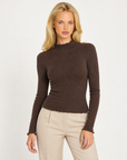 Maglia donna marrone a costine con collo alto e punti luce indossata da Polly 7, vista a tre quarti