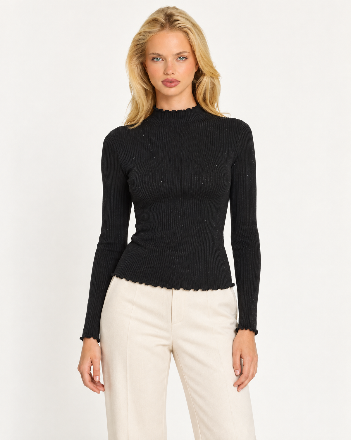 Maglia donna nero a costine con collo alto e punti luce indossata da Polly 7, vista frontale