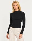 Maglia donna nero a costine con collo alto e punti luce indossata da Polly 7, vista a tre quarti
