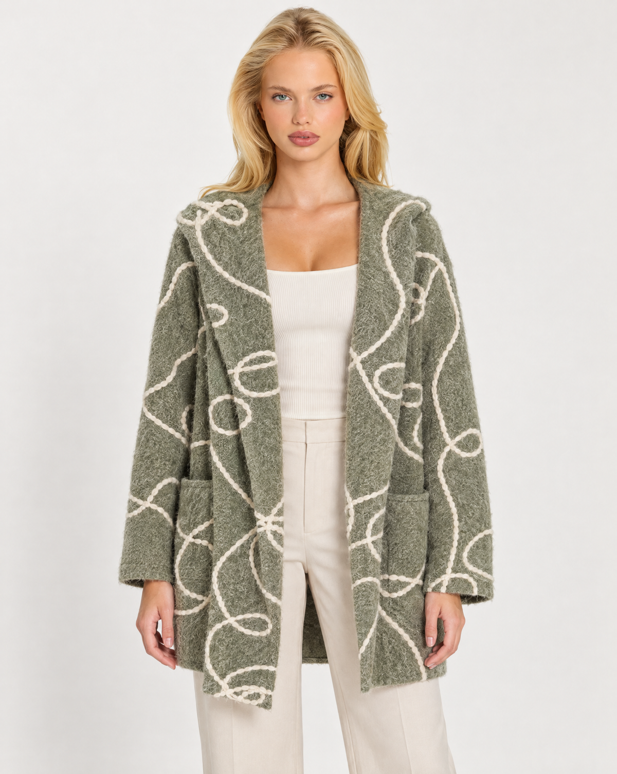 Cardigan donna beige con cappuccio e fantasia astratta indossato da Polly 7, vista frontale