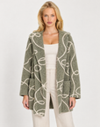 Cardigan donna beige con cappuccio e fantasia astratta indossato da Polly 7, vista frontale