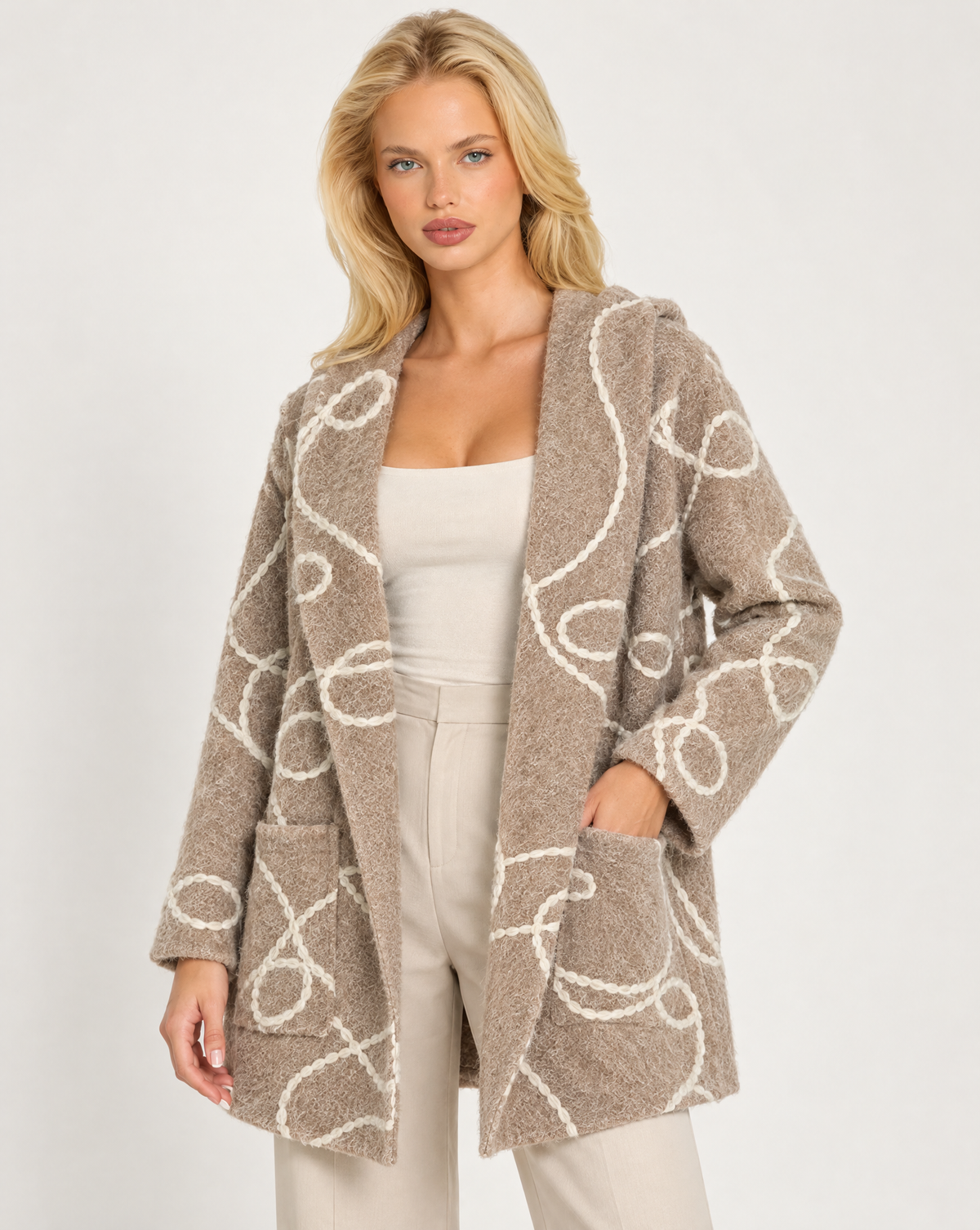 Cardigan donna beige con cappuccio e fantasia astratta indossato da Polly 7, vista a tre quarti