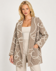 Cardigan donna beige con cappuccio e fantasia astratta indossato da Polly 7, vista a tre quarti