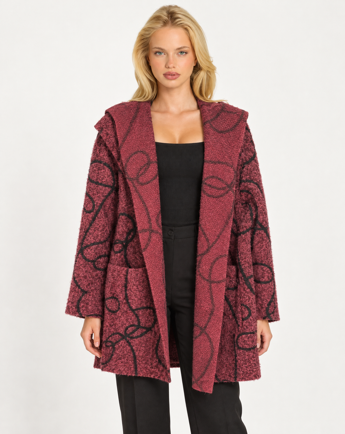Cardigan donna bordeaux con cappuccio e fantasia astratta indossato da Polly 7, vista frontale