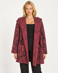 Cardigan donna bordeaux con cappuccio e fantasia astratta indossato da Polly 7, vista frontale