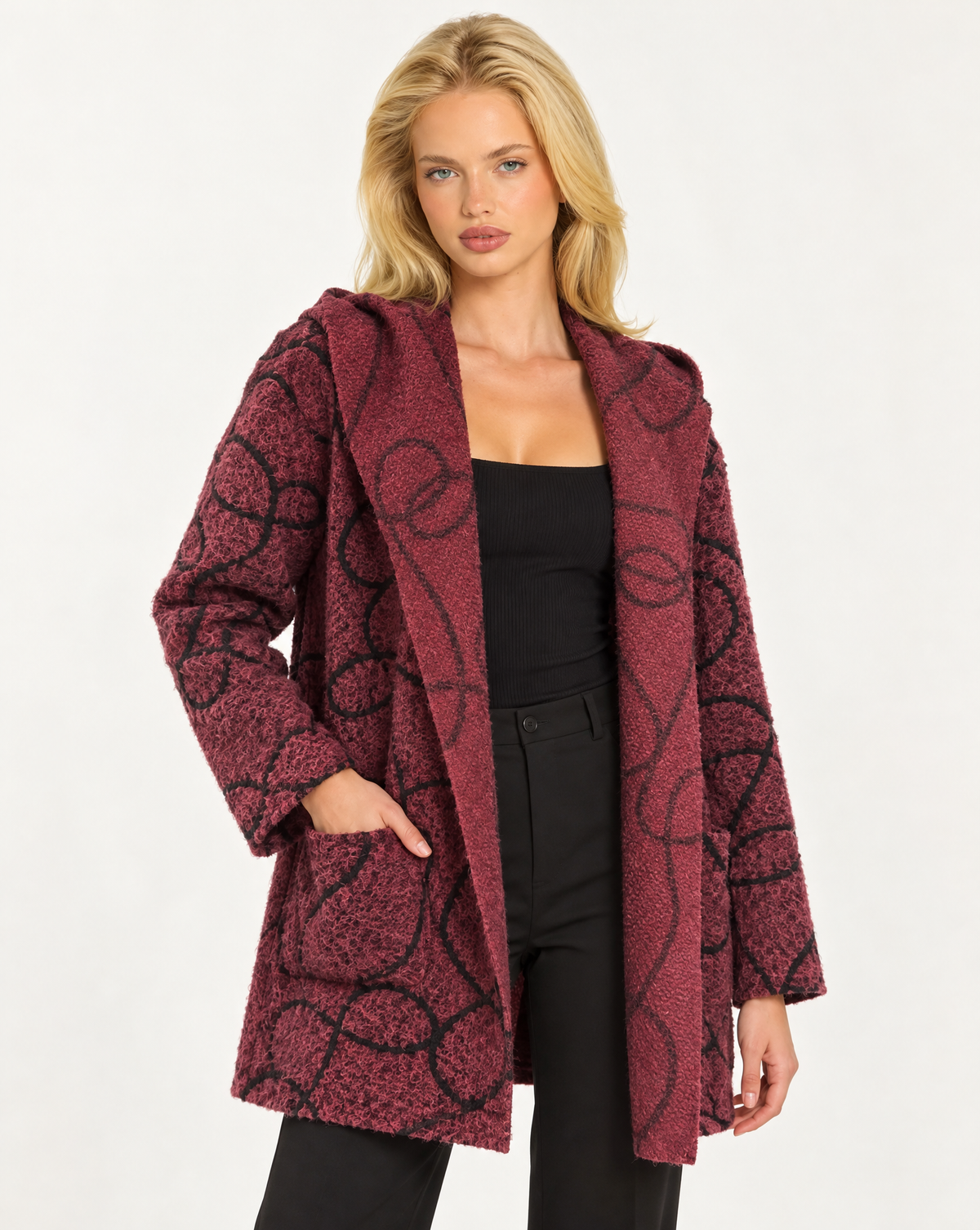 Cardigan donna bordeaux con cappuccio e fantasia astratta indossato da Polly 7, vista a tre quarti