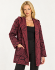Cardigan donna bordeaux con cappuccio e fantasia astratta indossato da Polly 7, vista a tre quarti