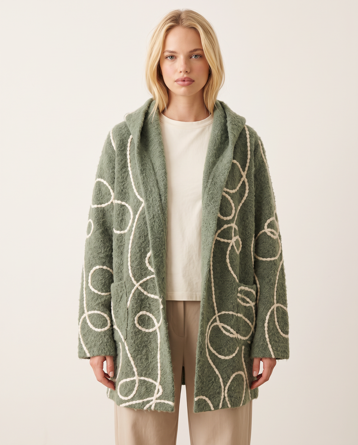 Cardigan donna marrone con cappuccio e fantasia astratta indossato da Polly 7, vista frontale