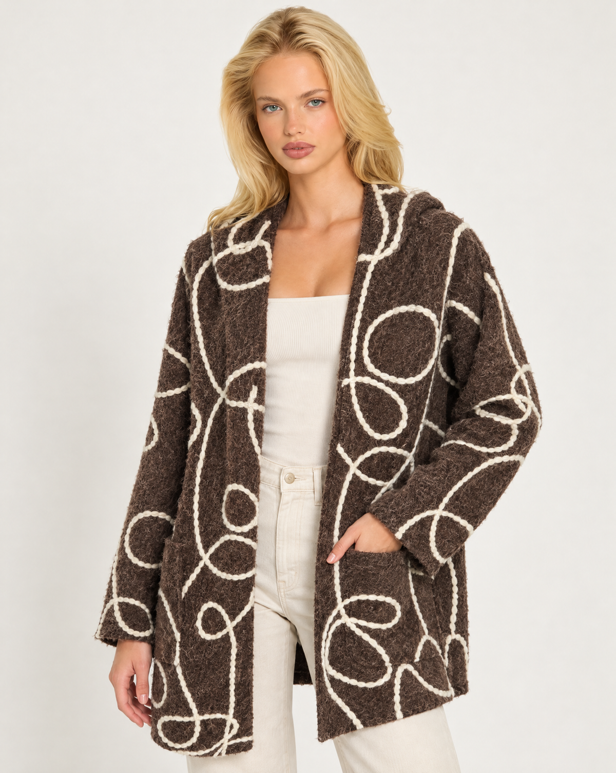 Cardigan donna marrone con cappuccio e fantasia astratta indossato da Polly 7, vista a tre quarti