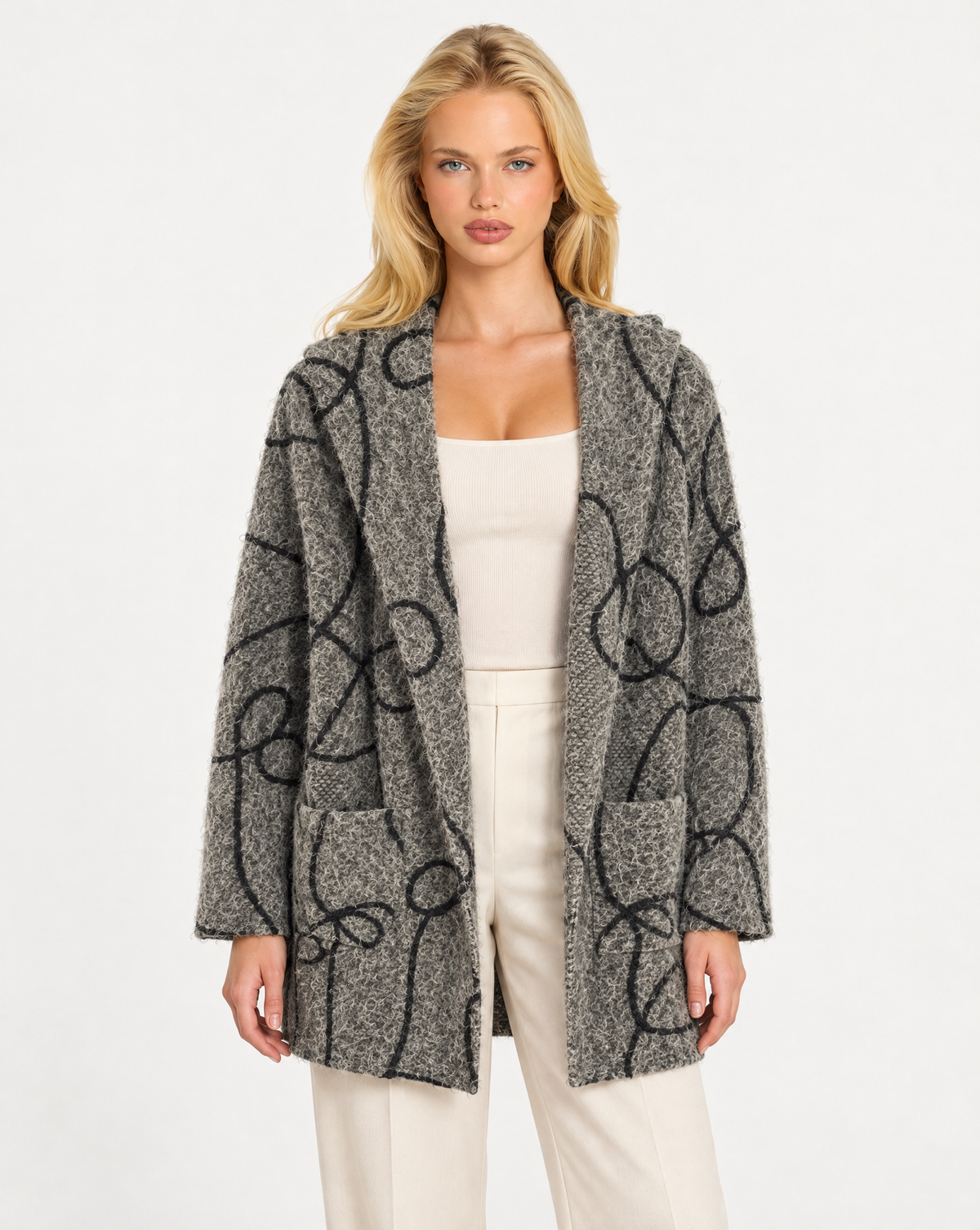 Cardigan donna verde con cappuccio e fantasia astratta indossato da Polly 7, vista frontale