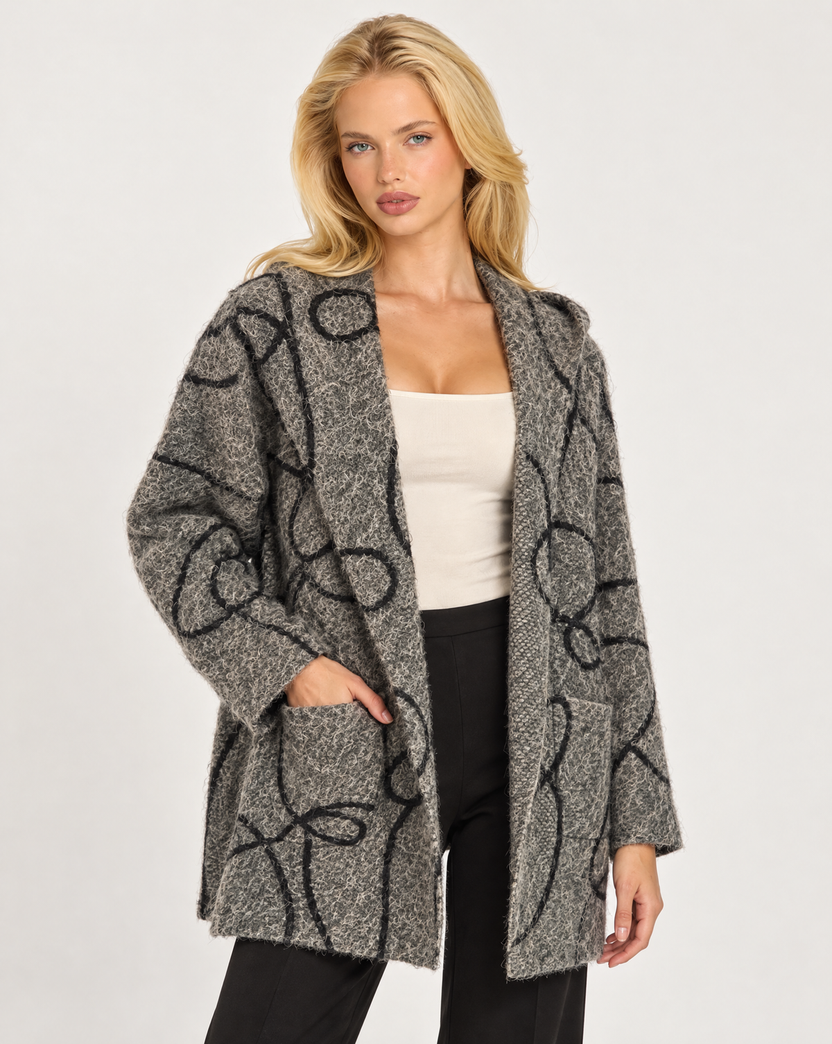 Cardigan donna verde con cappuccio e fantasia astratta indossato da Polly 7, vista a tre quarti