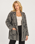 Cardigan donna verde con cappuccio e fantasia astratta indossato da Polly 7, vista a tre quarti