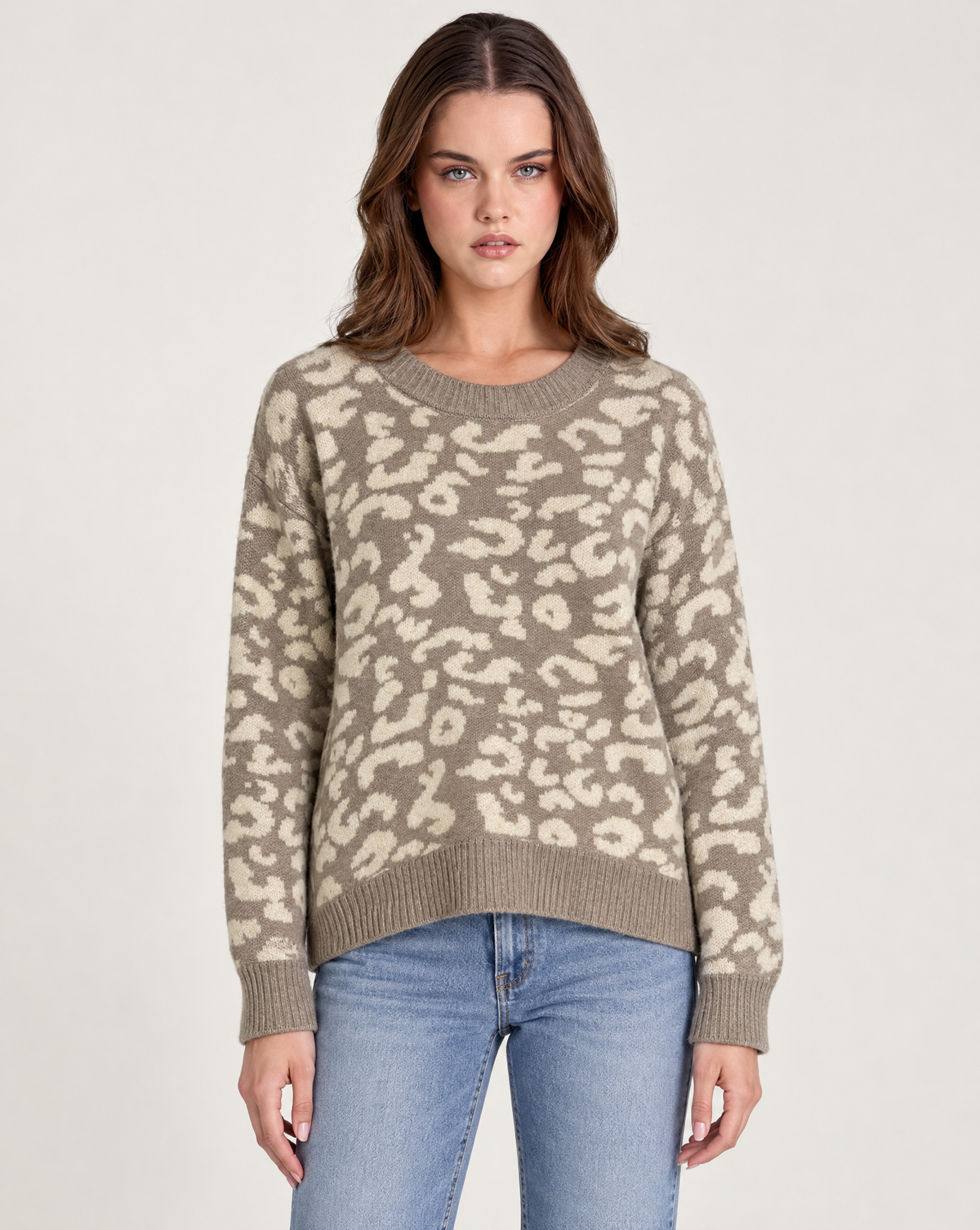 Maglia donna animalier girocollo a maniche lunghe Beige indossata da Polly 2, foto 1