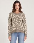 Maglia donna animalier girocollo a maniche lunghe Beige indossata da Polly 2, foto 1