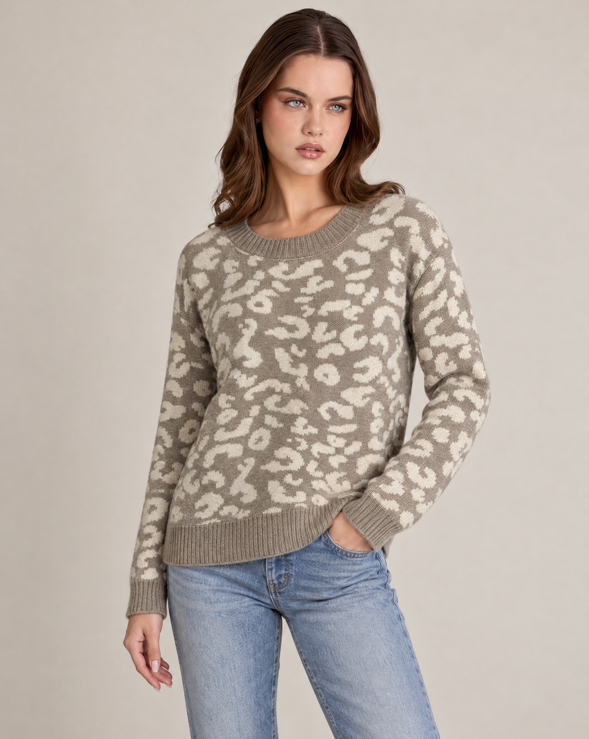Maglia donna animalier girocollo a maniche lunghe Beige indossata da Polly 2, foto 2