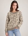 Maglia donna animalier girocollo a maniche lunghe Beige indossata da Polly 2, foto 3